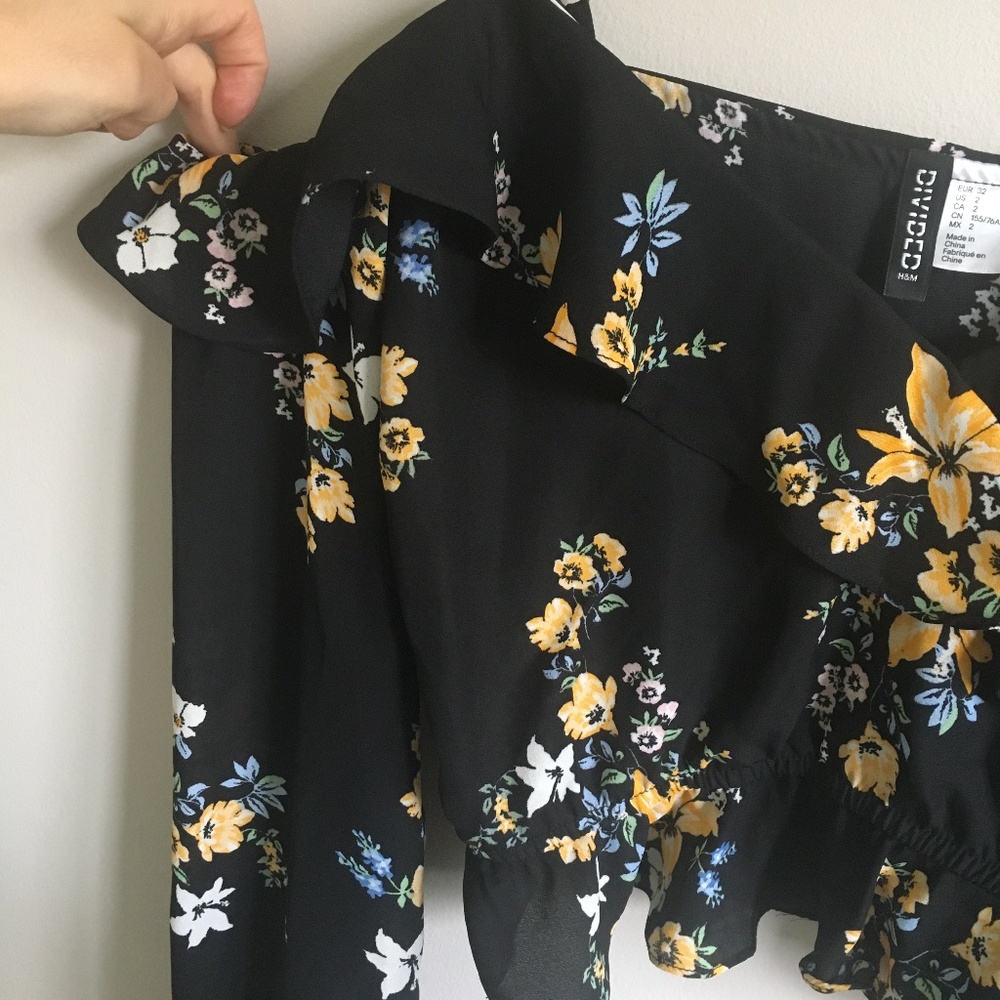 BUNDLE ME✨COLD SHOULDER RUFFLE TOP - Picture 5 of 9